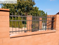 kovaný plot