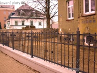 kovaný plot